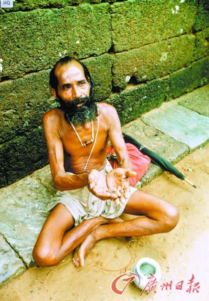 在街旁乞討的乞丐。