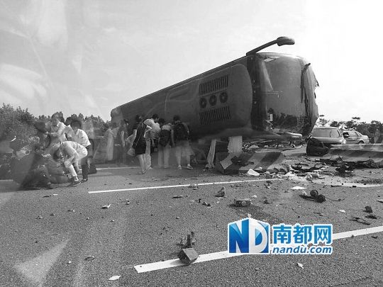 現(xiàn)場(chǎng)大客車側(cè)翻，玻璃碎落一地，車身卡在路邊水泥護(hù)欄上。 目擊者供圖