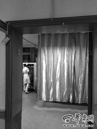 昨晚9時(shí)許，急診室簾后，6歲的小女孩靜靜地躺著 記者 卿榮波 攝