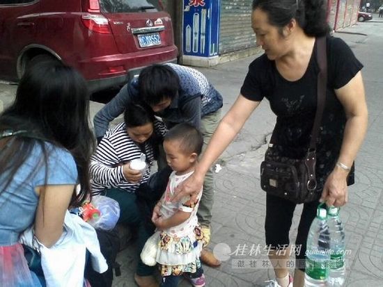 孕婦當(dāng)街分娩路人站圈護“產(chǎn)” 母子平安(圖) 孕婦當(dāng)街分娩路人站圈護“產(chǎn)” 母子平安(圖)