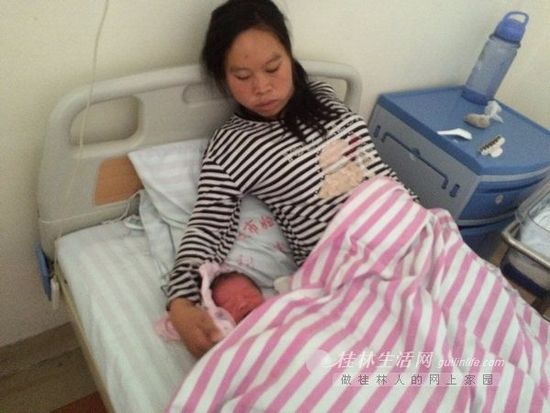 孕婦當(dāng)街分娩路人站圈護“產(chǎn)” 母子平安(圖) 孕婦當(dāng)街分娩路人站圈護“產(chǎn)” 母子平安(圖)