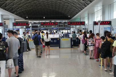 成都市民排隊(duì)準(zhǔn)備出境。