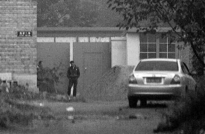 回訪今天上午，小李被困的院子大門緊閉，有人在門口望風