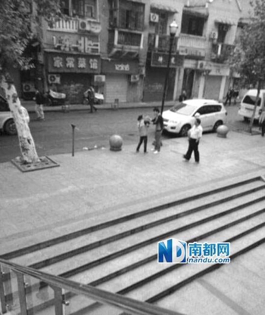 10月18日，武漢一男子抓住環(huán)衛(wèi)工打耳光。