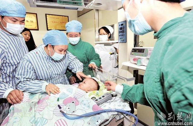 圖為：成功進(jìn)行心臟移植手術(shù)后，小患者平安度過術(shù)后危險(xiǎn)期，14日轉(zhuǎn)入普通隔離病房 （攝影 魏錸）