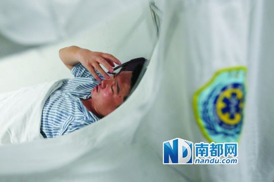 19日，北大深圳醫(yī)院，透過(guò)被撕破的工作服，急診科醫(yī)護(hù)人員申洪濤身體多處被醉酒男子抓傷。