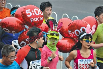 身上綁著氣球的參賽者在參加比賽。