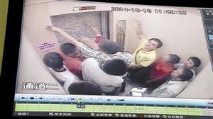 被困人員輪流砸墻進行自救。