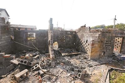 湖南省婁底市婁星區(qū)石井鎮(zhèn)山泉村橋溪港煤礦設(shè)備被搶劫一空，形成了廢墟