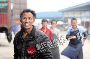 唐再海因?yàn)槠つw黝黑，工友們都打趣地稱呼他為“非洲人”。