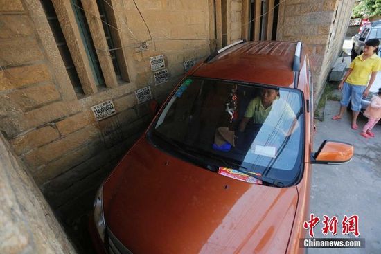 福建晉江現(xiàn)“停車(chē)之神”現(xiàn)場(chǎng)示范引驚嘆(圖)