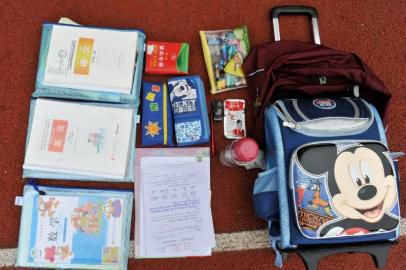 重7.8公斤的書包內(nèi)所裝物品。