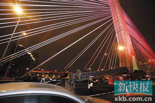 昨日深夜，橋上東側(cè)空出兩條車道用來救援。