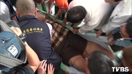 男子重300公斤10名大漢幫忙用貨車載去減肥(圖) 男子重300公斤10名大漢幫忙用貨車載去減肥(圖)