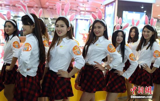 11月11日晚，一百位統(tǒng)一打扮的“兔女郎”現(xiàn)身南京新街口，逛街看電影玩快閃，走到哪里都被圍觀。