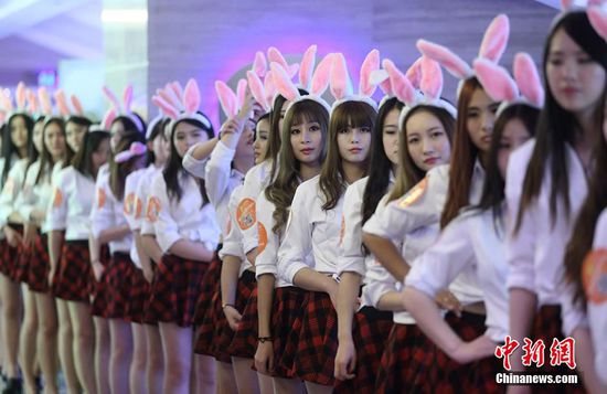 11月11日晚，一百位統(tǒng)一打扮的“兔女郎”現(xiàn)身南京新街口，逛街看電影玩快閃，走到哪里都被圍觀。