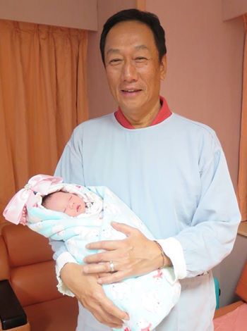 喜得愛女臺灣富豪郭臺銘大方公開女兒照片(圖) 喜得愛女臺灣富豪郭臺銘大方公開女兒照片(圖)