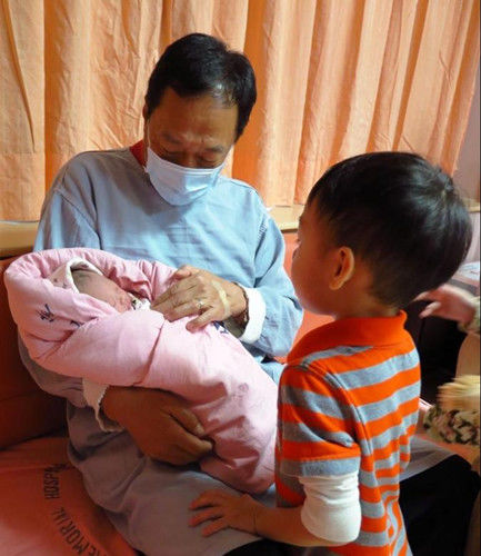 喜得愛女 臺灣富豪郭臺銘大方公開女兒照片(圖) 喜得愛女 臺灣富豪郭臺銘大方公開女兒照片(圖)