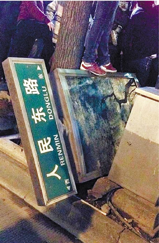 路牌都踩翻，還有人上了樹(shù)，城管不出手，也確實(shí)不大合適。