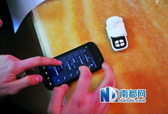 一個號碼為021-62588800的電話自稱上海靜安區(qū)公安分局，騙走了小程148萬。記者 梁煒培 攝