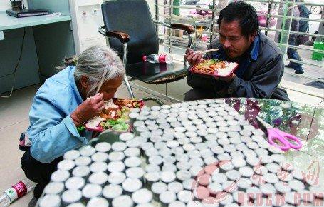 夫婦倆吃著工作人員準(zhǔn)備的盒飯，硬幣已被清點(diǎn)出來(lái)。