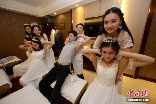 湖南十大?；w到足浴店學(xué)理療按摩(圖)