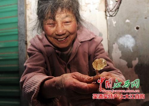 南昌一奶奶擺攤20年未漲價(jià) 日賺30元稱很滿足 南昌一奶奶擺攤20年未漲價(jià) 日賺30元稱很滿足