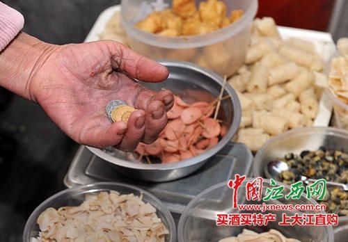 南昌一奶奶擺攤20年未漲價(jià) 日賺30元稱很滿足 南昌一奶奶擺攤20年未漲價(jià) 日賺30元稱很滿足