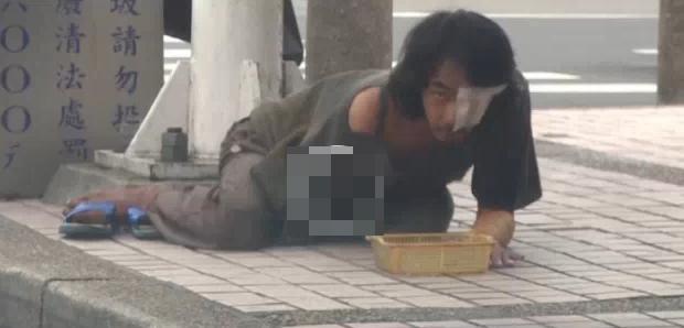 臺(tái)灣一乞丐伏地假裝乞討 偷窺過(guò)路女子裙底 臺(tái)灣一乞丐伏地假裝乞討 偷窺過(guò)路女子裙底