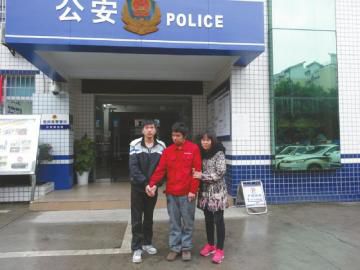王江中和弟弟、大姑離開東南派出所前的合影。張文敏攝