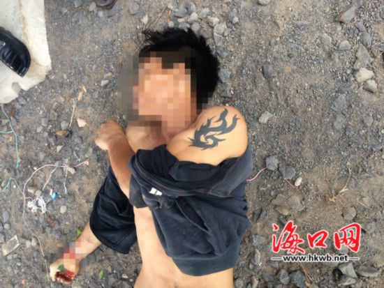 死亡的男子，左手手臂上有紋身