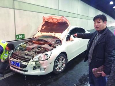 白色標致車車頭嚴重損毀。