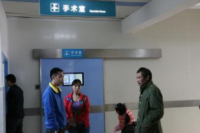 宇宇的父母和爺爺一直守候在手術(shù)室外。