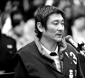 庭審時(shí)，鄭東稱自己想隨女兒一起去，請(qǐng)求法院判他死刑立即執(zhí)行