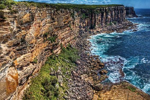 圖為英國游客看日出時摔落的懸崖。