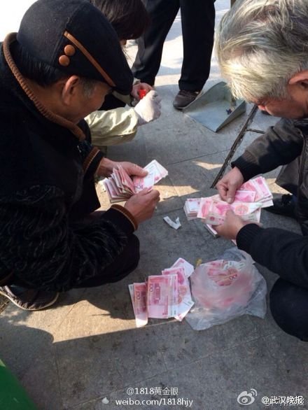 老漢悄悄取4萬(wàn)元塞被子里 老伴曬被一把撒樓下 老漢悄悄取4萬(wàn)元塞被子里 老伴曬被一把撒樓下