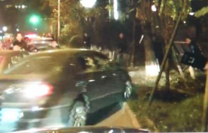 作案嫌疑車輛竄上綠化帶。（據(jù)警方視頻截圖）