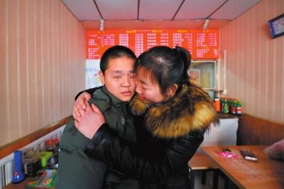 何女士找到了兒子小新后，把兒子緊緊抱在懷里。京華時報記者趙思衡攝