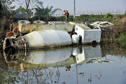 12月23日，側(cè)翻在荷塘的罐車。