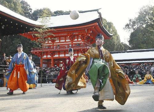 京都市左京區(qū)的下鴨神社舉行新年例行活動“蹴鞠”。