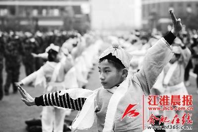 學生們在進行集體武術(shù)操展示。