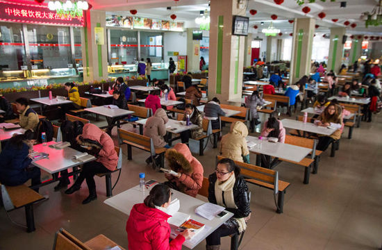 圖為在食堂內(nèi)復(fù)習(xí)的學(xué)生。