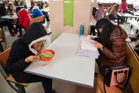 圖為在食堂內(nèi)復(fù)習(xí)的學(xué)生。
