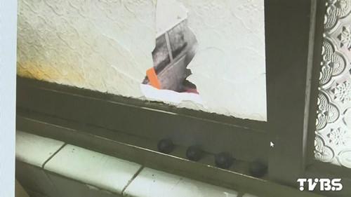 婦人家的窗戶被打出大洞。圖自TVBS網站