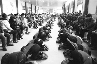 學(xué)生們?cè)诶蠋煹闹笇?dǎo)下，一起給父母下跪謝恩。微博截圖