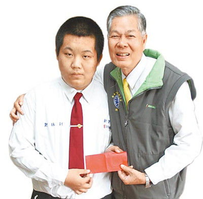 校長稱贊鄭詠釧（左）處變不驚，頒發(fā)2000元臺幣紅包“壓驚”，并記一大功。