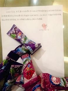 為表謝意，他特意買來20根棒棒糖送給民警。