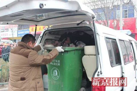 亳州路邊垃圾桶內(nèi)驚現(xiàn)碎尸。網(wǎng)友供圖