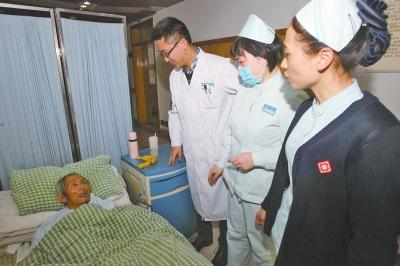 老人病治好了，可他卻一直躺在醫(yī)院的病床上。