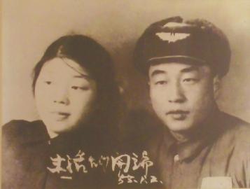 當年的結(jié)婚照老人還保留得很好。